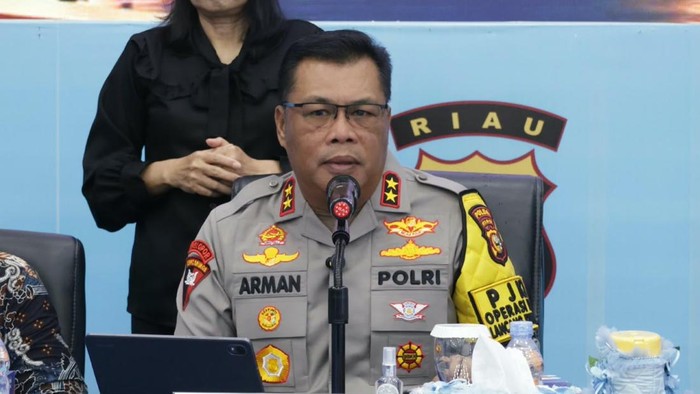 Polda Riau membongkar sabu Rp 62,9 miliar dari jaringan internasional dan menangkap lima tersangka Polda Riau membongkar sabu Rp 62,9 miliar dari jaringan internasional dan menangkap lima tersangka