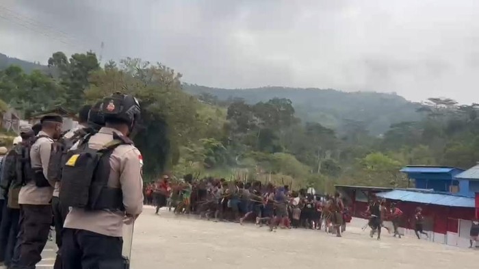 Polisi memediasi bentrokan antarkeluarga di Tolikara.