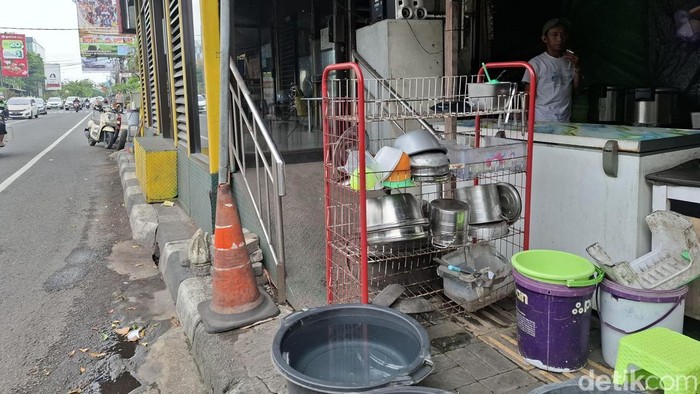 Potret Halte Trans Jogja (TJ) terhimpit warung tenda PKL di Jalan Laksda Adisucipto, Demangan Baru, Caturtunggal, Depok, Sleman, Selasa (27/10/2026).