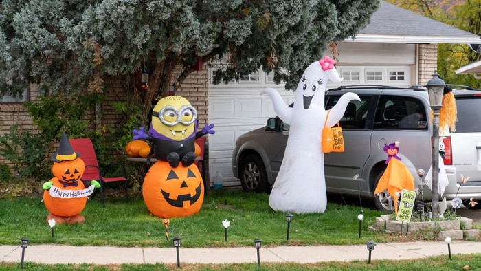 Humorous inflatable Halloween decorations in front of a house in the United States. (Photo by: Jon G. Fuller/VWPics/Universal Images Group via Getty Images)