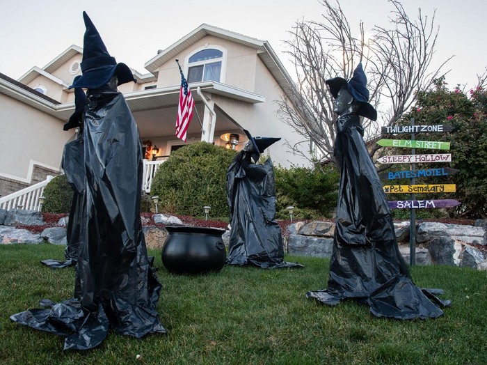 Potret Rumah Warga di Jelang Perayaan Halloween Humorous inflatable Halloween decorations in front of a house in the United States. (Photo by: Jon G. Fuller/VWPics/Universal Images Group via Getty Images)