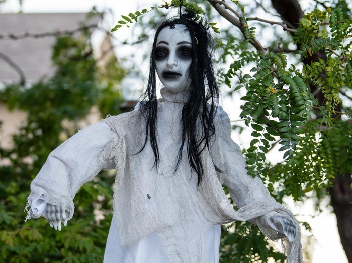Potret Rumah Warga di Jelang Perayaan Halloween Humorous inflatable Halloween decorations in front of a house in the United States. (Photo by: Jon G. Fuller/VWPics/Universal Images Group via Getty Images)