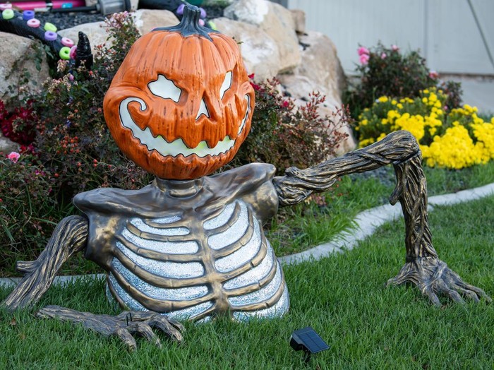 Potret Rumah Warga di Jelang Perayaan Halloween Humorous inflatable Halloween decorations in front of a house in the United States. (Photo by: Jon G. Fuller/VWPics/Universal Images Group via Getty Images)