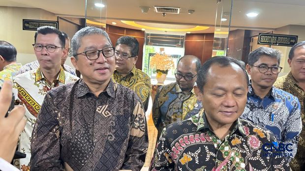 Presiden Direktur TMMIN Nandi Julyanto (kiri) dan Menteri Perindustrian Samuji (kanan) di Kemenperin, Selasa (27/10/26). (CNBC Indonesia/ Ferry Sandi)
