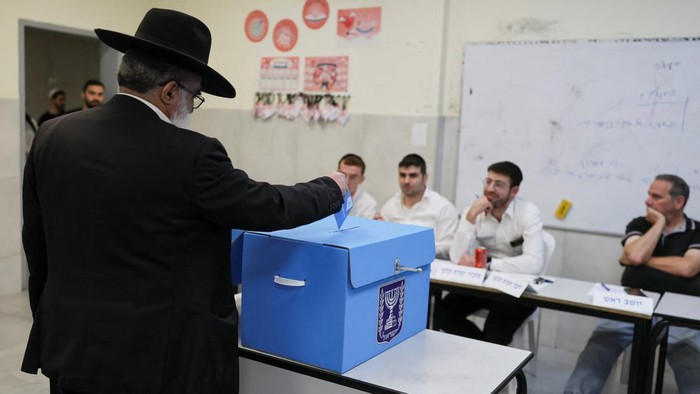 An Israeli man votes at a polling station during the national election, in Bnei Brak, Israel, October 27, 2026. REUTERS/Nir Elias