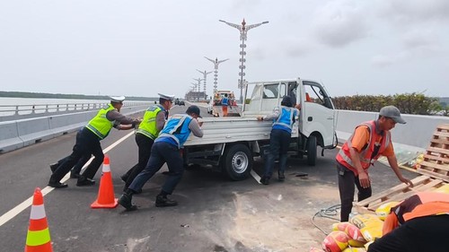 Proses evakuasi mobil pikap terbalik di Jalan Tol Bali Mandara, Selasa (27/10/2026). (Foto: Dok. PT Jasamarga Bali Tol)