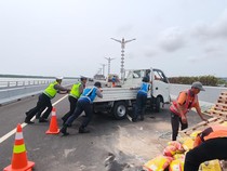 Mobil Pikap Bermuatan Semen Pecah Ban hingga Terguling di Tol Bali Mandara