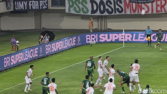 Laga antara PSS Sleman vs Borneo FC di Stadion Maguwoharjo, Sleman, Selasa (27/10/2026).