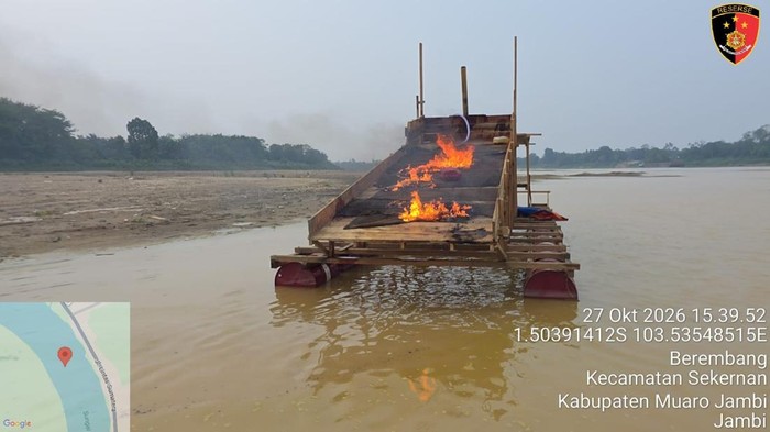 Rakit tambang emas ilegal di Sungai Batanghari, Muaro Jambi, Jambi, dibakar polisi