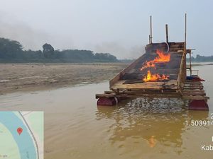 Razia PETI, Polisi Bakar Satu Rakit Tambang di Muaro Jambi
