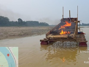 Razia PETI, Polisi Bakar Satu Rakit Tambang di Muaro Jambi