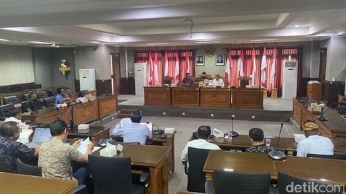 Rapat antara Banggar DPRD dengan TAPD terkait APBD Perubahan 2026 di ruang rapat gabungan DPRD Karangasem, Selasa (27/10/2026) (foto: I Wayan Selamat Juniasa)