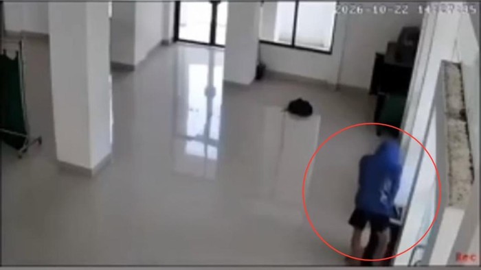 Remaja diduga ODGJ terekam mencuri celengan masjid di Pinrang.