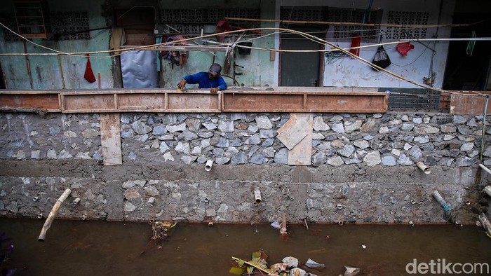 Revitalisasi Turap Kali Mampang untuk Perkuat Pengendalian Banjir Petugas Dinas Sumber Daya Air (SDA) DKI Jakarta mengerjakan proyek revitalisasi turap di Kali Mampang, Pasar Minggu, Jakarta, Selasa (27/10/2026).