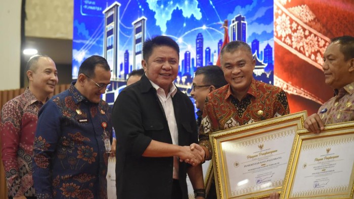 Sekretaris Daerah (Sekda) Kota Palembang Aprizal Hasyim menerima penghargaan