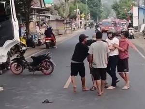 Pengendara Truk dan Motor Baku Hantam di Tengah Jalan Polman