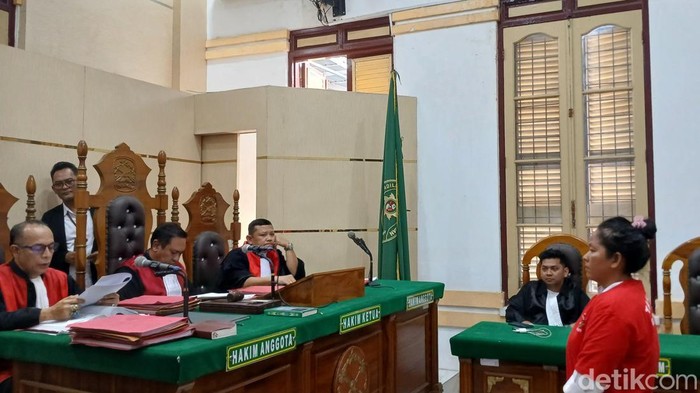 Sidang putusan Nurheni Br Ginting  di ruangan Cakra 3 Pengadilan Negeri Medan, Selasa (27/10/2026)(Juita Sinuhaji/detikSumut)