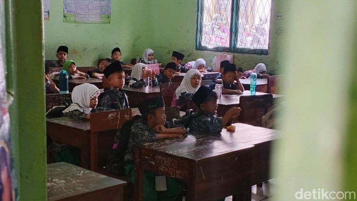 Siswa Madrasah Ibtidaiyah Negeri (MIN) 1 Kota Palembang sudah mulai belajar PTM