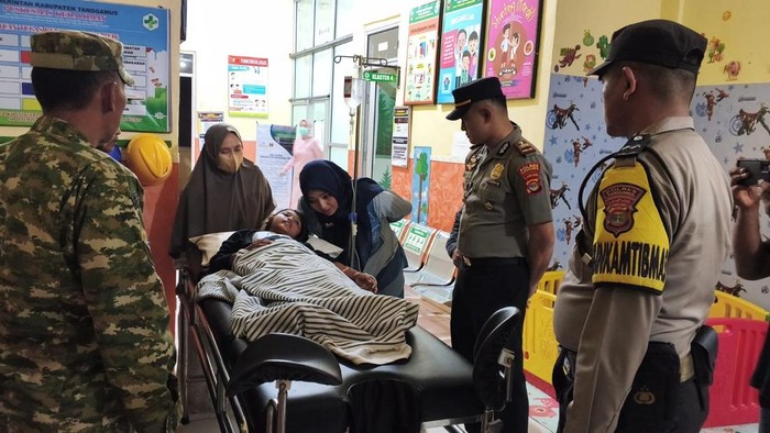Siwa yang diduga keracunan MBG di Lampung saat dilarikan ke puskesmas