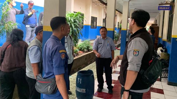 SMPN 2 Depok di kawasan Pancoran Mas sempat tergenang banjir usai hujan deras. Damkar dan BPBD Depok mendatangi lokasi (dok Damkar Depok)