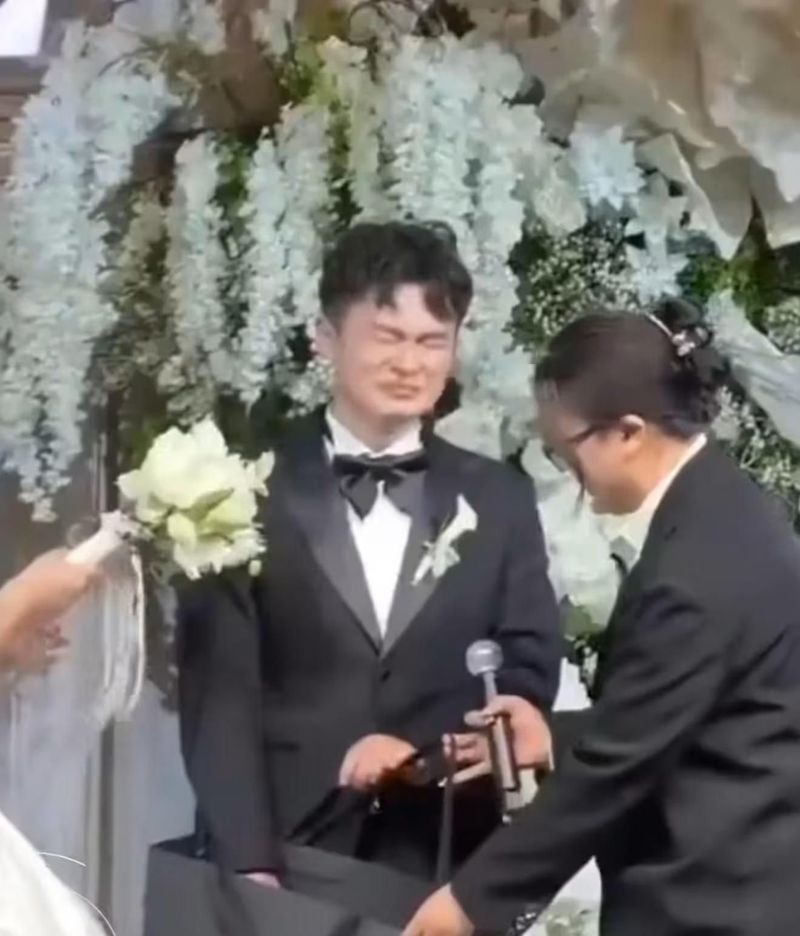 Suami Menangis Dihadiahi Kartu Grafis Suami Menangis Dihadiahi Kartu Grafis