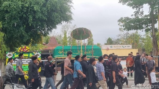 Suasana pemakaman Gandung Pardiman di Ponjong, Gunungkidul, Selasa (27/10/2026).