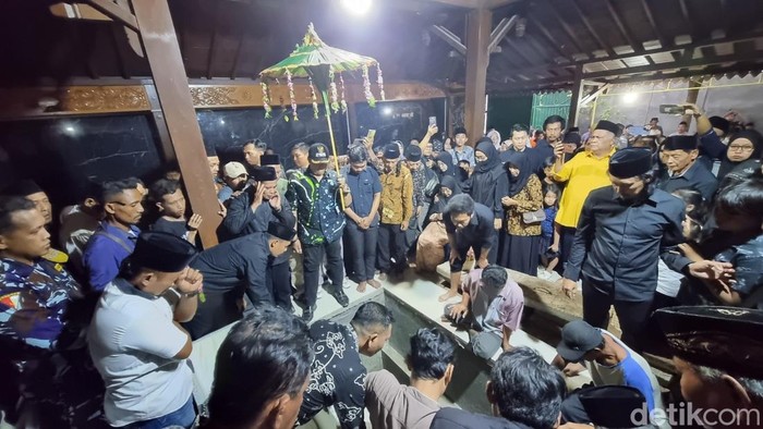 Suasana pemakaman Gandung Pardiman di Ponjong, Gunungkidul, Selasa (27/10/2026).