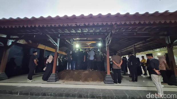 Suasana pemakaman Gandung Pardiman di Ponjong, Gunungkidul, Selasa (27/10/2026).