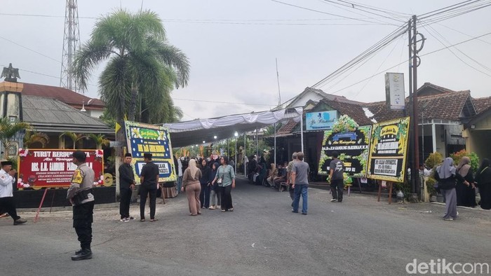Suasana rumah duka Anggota DPR RI, Gandung Pardiman di Kerjo 2, Genjahan, Ponjong, Gunungkidul, Selasa (27/10/2026).