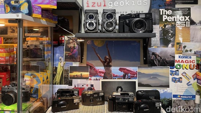 Suasana toko kamera analog Izul di Bandung
