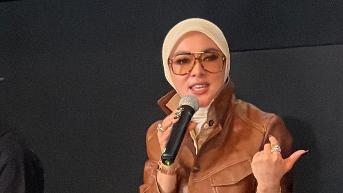 Konser tunggal Syahrini hebohkan publik dengan tiket VIP seharga Rp 35 juta. Dapatkan akses eksklusif, lounge, meet and greet, dan merchandise terbatas!