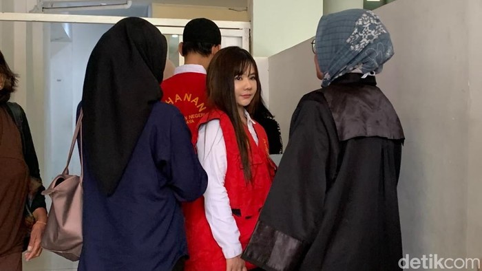 Erica Natasha Risakotta, terdakwa perkara tabrak lari saat sidang perdana di PN Surabaya