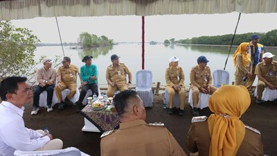 Taj Yasin Cek Proyek Hybrid Seawall di Demak, Pastikan Berjalan Lancar