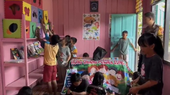 Taman Baca yang didirikan Polsek Long Apari di pedalaman Mahakam Ulu, Kalimantan Timur.