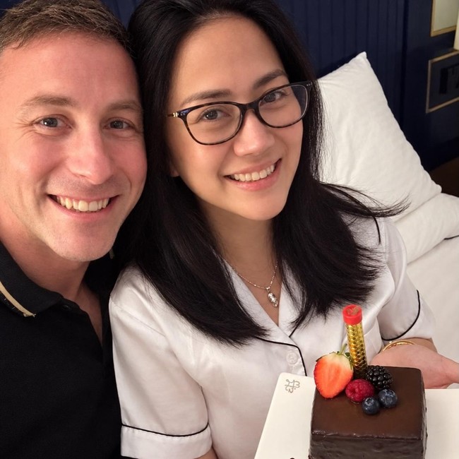 Tante Ernie 50 Tahun, Dapat Hadiah Liburan ke Maldives dari Pacar Bule