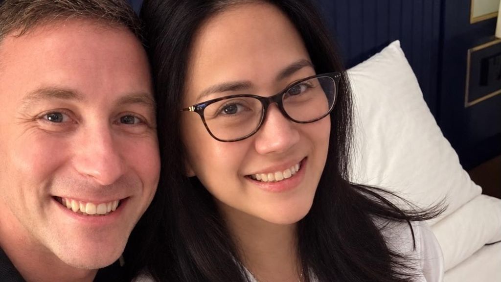 Tante Ernie Ultah ke-50, Dapat Hadiah Liburan ke Maldives dari Pacar Bule