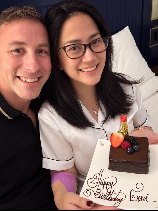 Tante Ernie 50 Tahun, Dapat Hadiah Liburan ke Maldives dari Pacar Bule