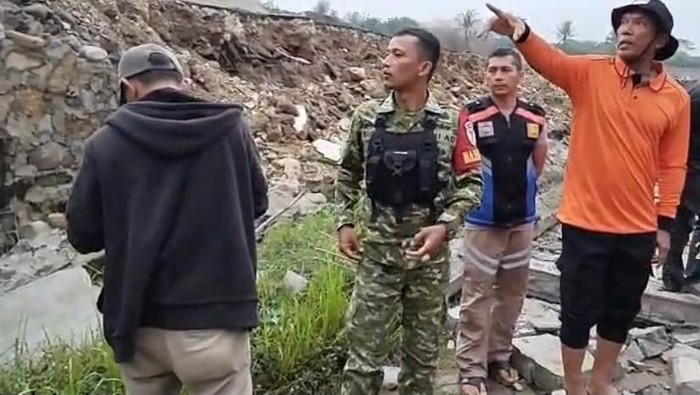 Tembok sebuah pabrik roboh di wilayah Desa Jatisari, Kecamatan Cileungsi, Bogor, Jawa Barat.