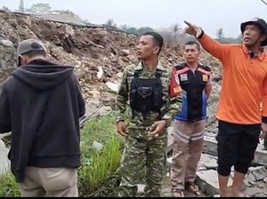 Tembok Pabrik Dekat Permukiman Warga di Cileungsi Bogor Roboh