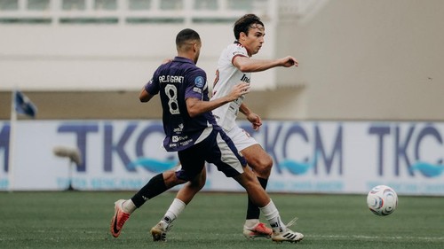 Tim Geypens (jersey putih) berhadapan dengan pemain Persita Tangerang dalam lanjutan Super League 2026/2027 di Banten Internasional Stadium, Minggu (25/10/202). /dok. Bali United