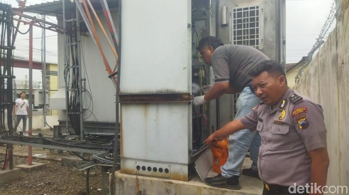 Tim Polresta Klaten mengecek BTS tower yang disasar maling di jalan Jogja-Solo, Ceper, Klaten, Selasa (27/10/2026) siang.