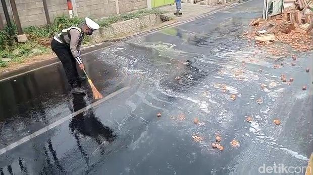 Truk muat telur terguling hingga muatannya berceceran di jalan Truk muat telur terguling hingga muatannya berceceran di jalan