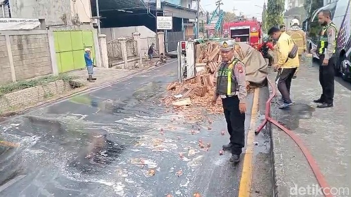Truk muat telur terguling hingga muatannya berceceran di jalan