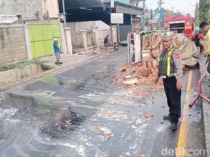 Video: Awas Licin! Ribuan Telur Pecah Usai Truk Terguling di Pasuruan