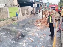 Ribuan Telur Pecah Usai Truk Terguling di Bypass Pandaan Pasuruan