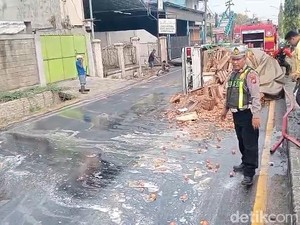 Video: Awas Licin! Ribuan Telur Pecah Usai Truk Terguling di Pasuruan