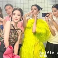 Para Artis China Tiru Selfie Viral MET Gala di Acara Vogue Gala Tuai Hujatan