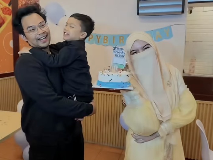 Wardatina Mawa Wardatina Mawa rayakan ultah anakn bareng Insanul Fahmi.