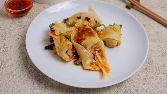 Chili Oil Wontons are a Chinese dumpling dish often served in soup or fried. Wonton filling usually consists of a mixture of minced meat (such as chicken or shrimp) and spices.