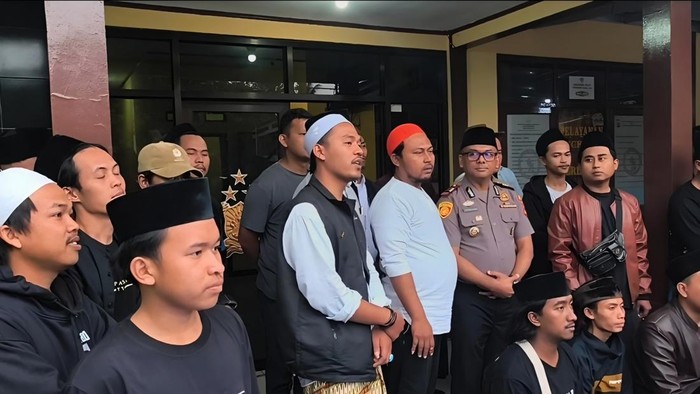 Yudi Pratama (Kopiah Merah) saat meredam kegaduhan warga di Pajampangan